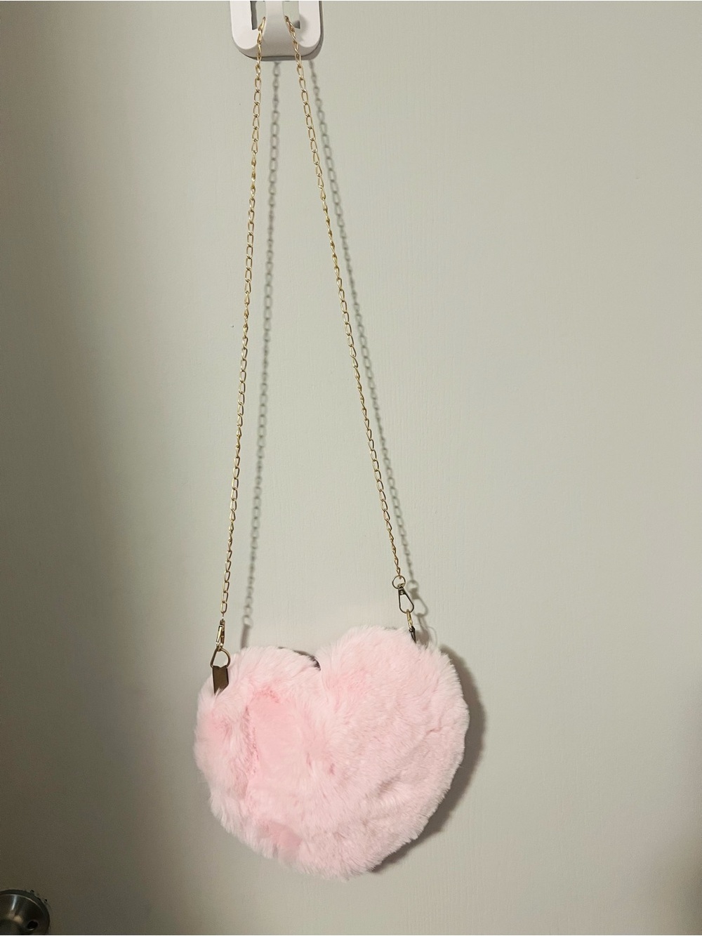 ๐ Pink Heart Faux Fur Crossbody Bag with Gold Chain - Picture 2 of 4